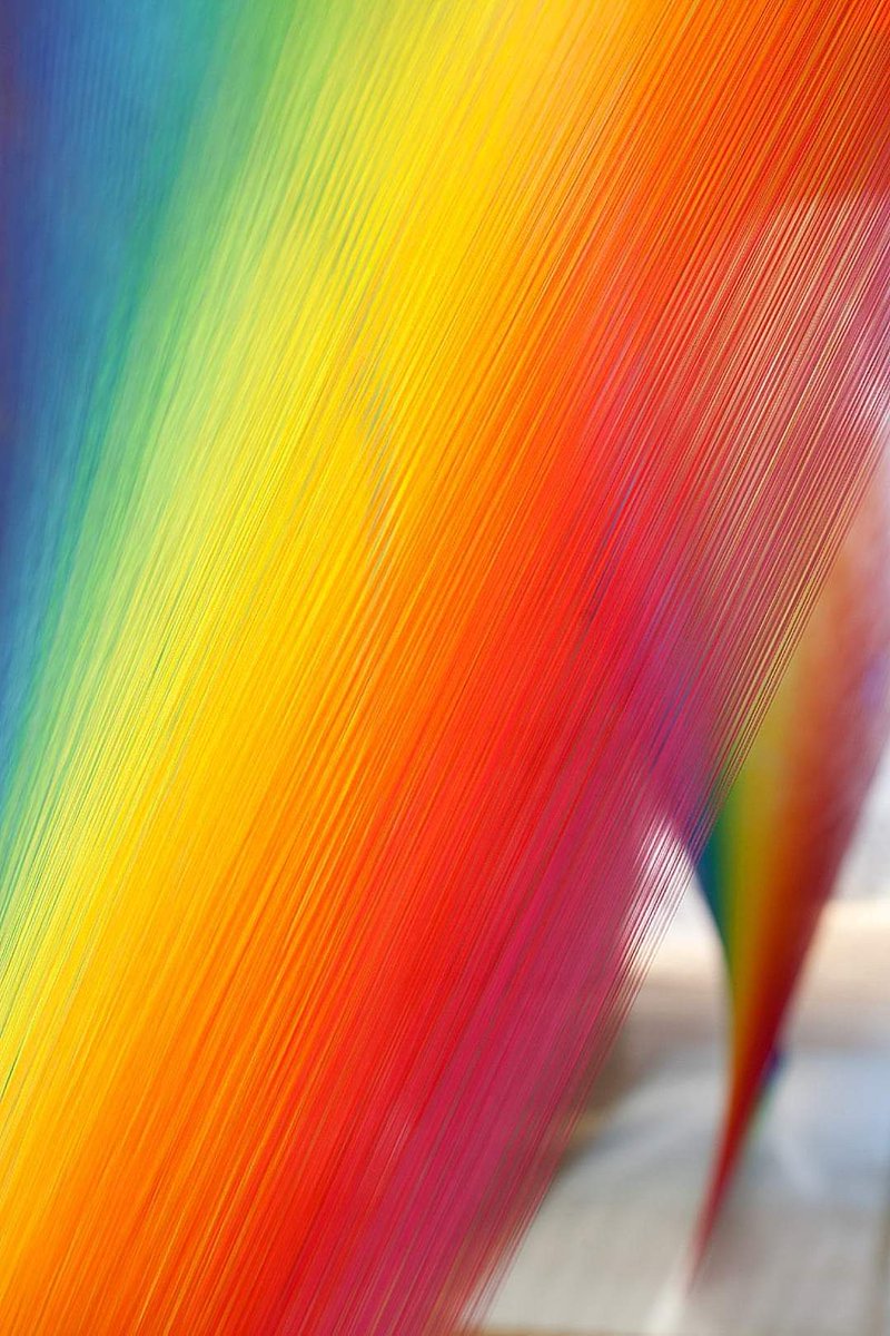 Gabriel Dawe.
Travail artistique de recherche du spectre de la lumière invisible