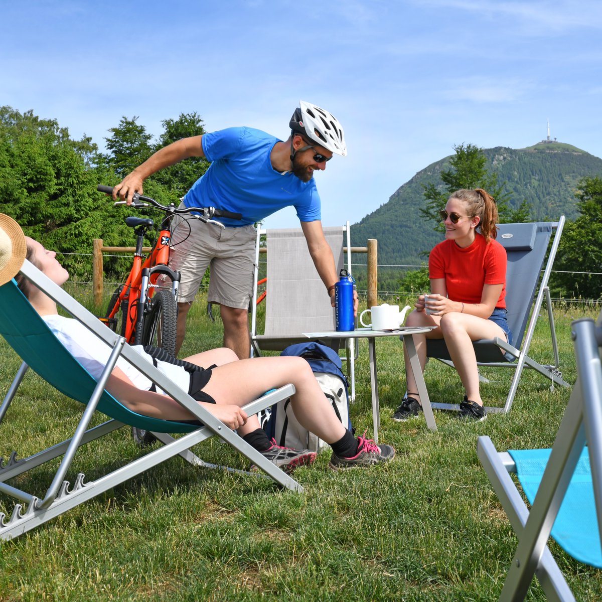 📢🚴‍♂️🚴‍♀️ 𝗡𝗼𝘂𝘃𝗲𝗹𝗹𝗲 𝗲́𝘁𝗮𝗽𝗲 𝗳𝗿𝗮𝗻𝗰𝗵𝗶𝗲 𝗽𝗼𝘂𝗿 𝗹𝗲 𝘁𝗼𝘂𝗿𝗶𝘀𝗺𝗲 𝗮̀ 𝘃𝗲́𝗹𝗼 𝗱𝗮𝗻𝘀 𝗹𝗲 𝗣𝘂𝘆-𝗱𝗲-𝗗𝗼̂𝗺𝗲 !
🌋 Le Département, en partenariat avec @ClrmntAuvergne, officialise la labellisation Accueil Vélo d’un premier groupe de 40 structures