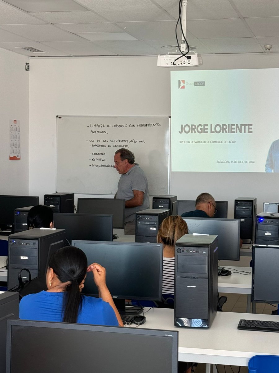 LacorFormacion's tweet photo. ¡Escuchar a profesionales, la mejor vitamina para seguir formándose! 

Hoy hemos tenido a Jorge Loriente, director de desarrollo de Grupo Lacor, impartiendo una charla a los alumnos/as de“Limpieza con desinfección de locales y edificios y utilización de Maquinaria”. https://t.co/erWSnzk5ma