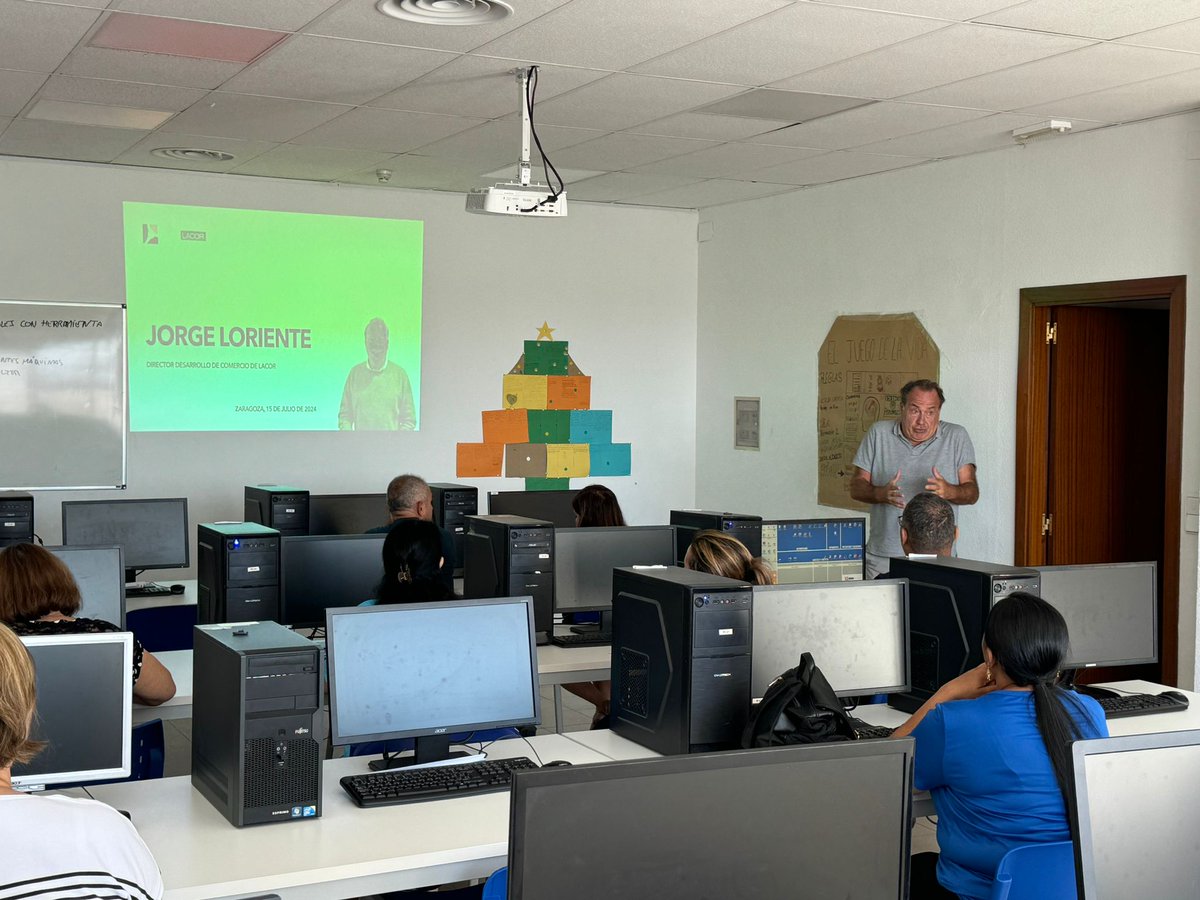 LacorFormacion's tweet photo. ¡Escuchar a profesionales, la mejor vitamina para seguir formándose! 

Hoy hemos tenido a Jorge Loriente, director de desarrollo de Grupo Lacor, impartiendo una charla a los alumnos/as de“Limpieza con desinfección de locales y edificios y utilización de Maquinaria”. https://t.co/erWSnzk5ma