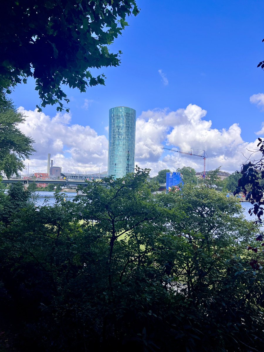 Kalusanzhi's tweet photo. #TuesdayRunDay 🤯
“Because A Little Running Goes A Long Way” #NikeRunning #Frankfurt https://t.co/qRkadEYpkc