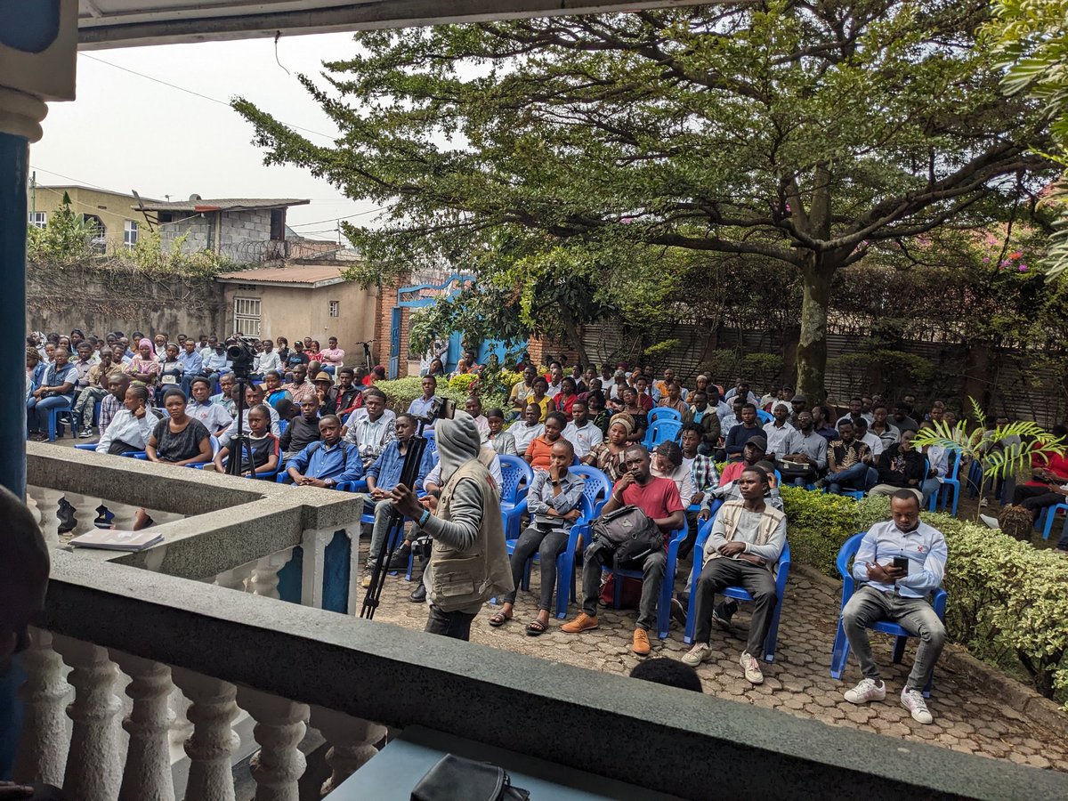 SalehSwedi1's tweet photo. #AutonomisationDesJeunes: Le Dr Yves Daniel N'Gavan échange avec les jeunes sur le thème De Compétences à la Richesse. D'entrée de Jeux il invite les jeunes boursiers de #WEZESHA a désiré le savoir faire car c'est la capacité d'agir que l'on veut.
#FormerPourTransformer
@SDGoals https://t.co/0X7hms6VvF