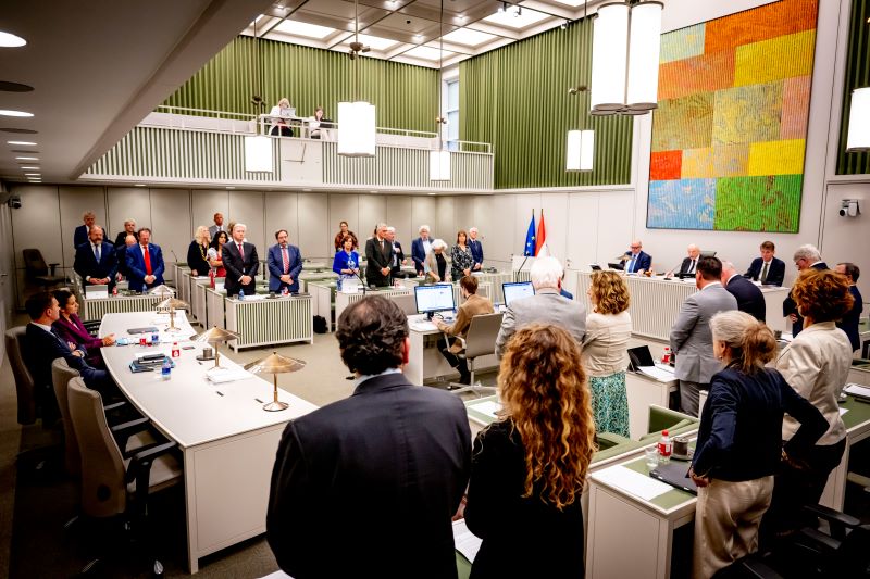 EersteKamer's tweet photo. Morgen is het 10 jaar geleden dat de vlucht MH17 werd neergehaald. Vorige week, tijdens de laatste vergadering voor het reces, herdacht de Eerste Kamer de slachtoffers van de MH17-ramp. Kamervoorzitter @Jan_Anthonie Bruijn droeg een gedicht van voormalig senator Witteveen voor. https://t.co/vOxYCNnUYG