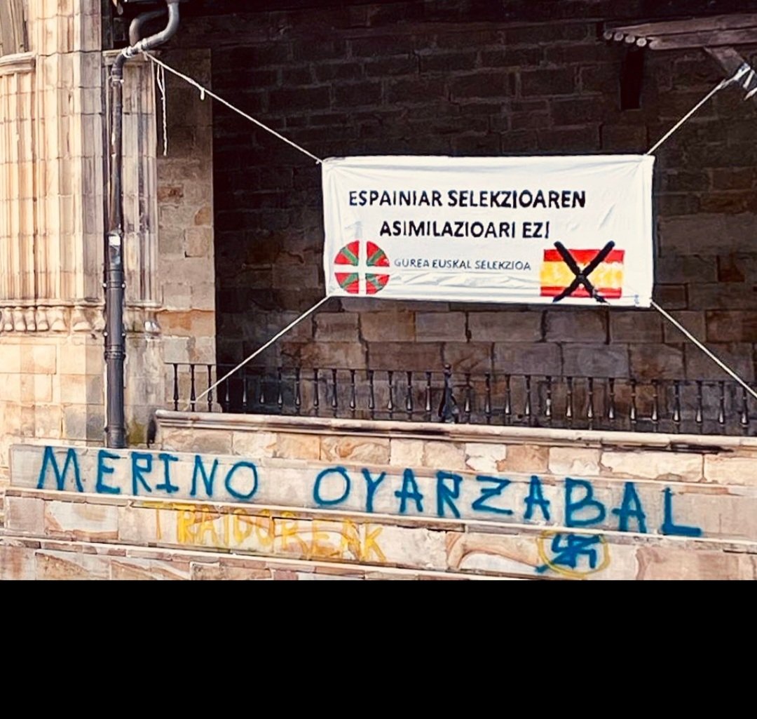 Ayer en la celebración de la Roja escuché perlas como:

"Puto vasco el que no bote, eh"

Un amago de "Que te bote Txapote"

"Sí, mucho Cucurrella pero es Catalán"

Y luego esto👇 Se me cae el alma a los pies...