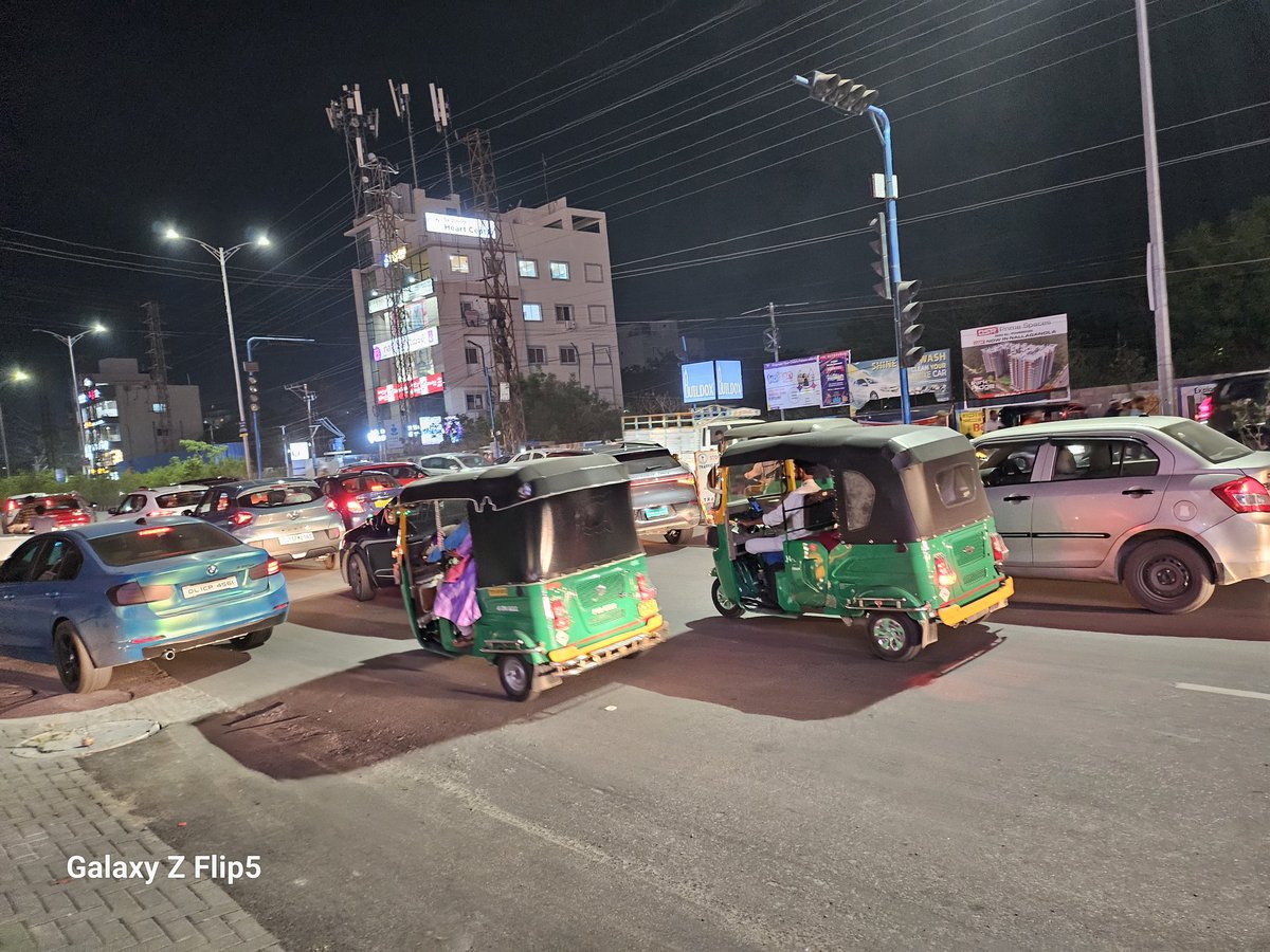 NeetashaRao's tweet photo. The signal near Aparna Neo mall needs to be functional. The U turns being used &amp; these blocks are more disruptive to the 2000+ families living in Aparna Grande &amp; Zenith. @CYBTRAFFIC https://t.co/qZCFU1SEtU