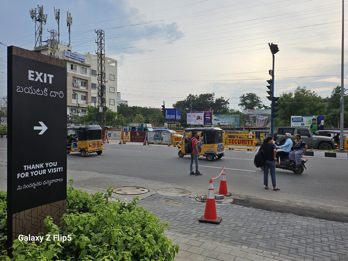 NeetashaRao's tweet photo. The signal near Aparna Neo mall needs to be functional. The U turns being used &amp; these blocks are more disruptive to the 2000+ families living in Aparna Grande &amp; Zenith. @CYBTRAFFIC https://t.co/qZCFU1SEtU