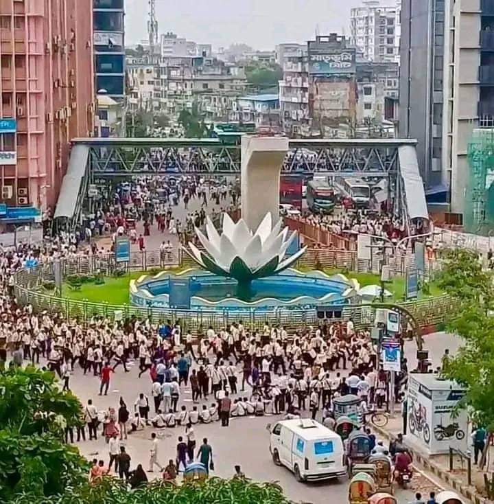 rajinSGian's tweet photo. Notre Dame College Bangladesh blocked Shapla Chattar (Motijhil) today..
#QuotaProtest #NDC #NotreDameCollege
#Bangladesh https://t.co/0trw8CL6HI