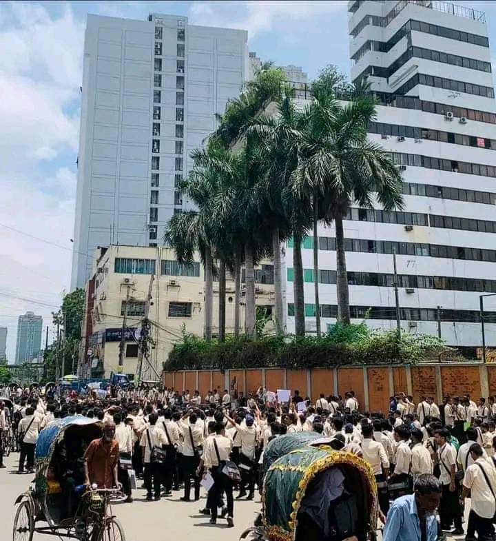 rajinSGian's tweet photo. Notre Dame College Bangladesh blocked Shapla Chattar (Motijhil) today..
#QuotaProtest #NDC #NotreDameCollege
#Bangladesh https://t.co/0trw8CL6HI