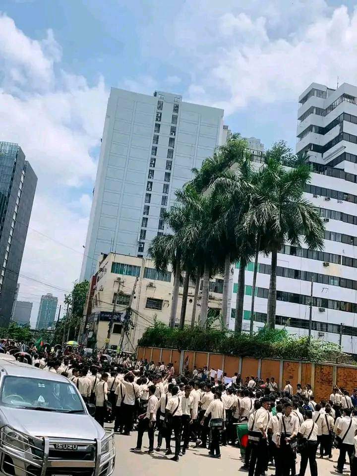 rajinSGian's tweet photo. Notre Dame College Bangladesh blocked Shapla Chattar (Motijhil) today..
#QuotaProtest #NDC #NotreDameCollege
#Bangladesh https://t.co/0trw8CL6HI