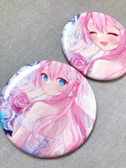スピカちゃんからグッズ化したお品をいただきました!ありがとうございます 背景が光を通す仕様という素敵なアクリルボードに…! 缶バッチはキラキラです