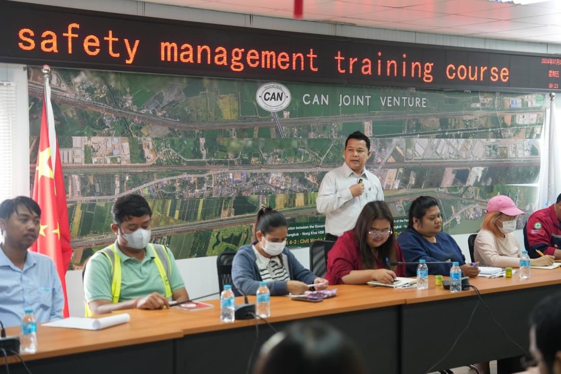 CSCECASIAPACIFC's tweet image. 📚💪A safety management course was held recently at the China-Thailand High-Speed Railway project, with the twin aims of empowering youth and promoting workplace safety👷👷‍♀️⛑️. #WorldYouthSkillsDay #CSCECActivity #GrowUpAtCSCEC #SafetyFirst #FutureLeaders