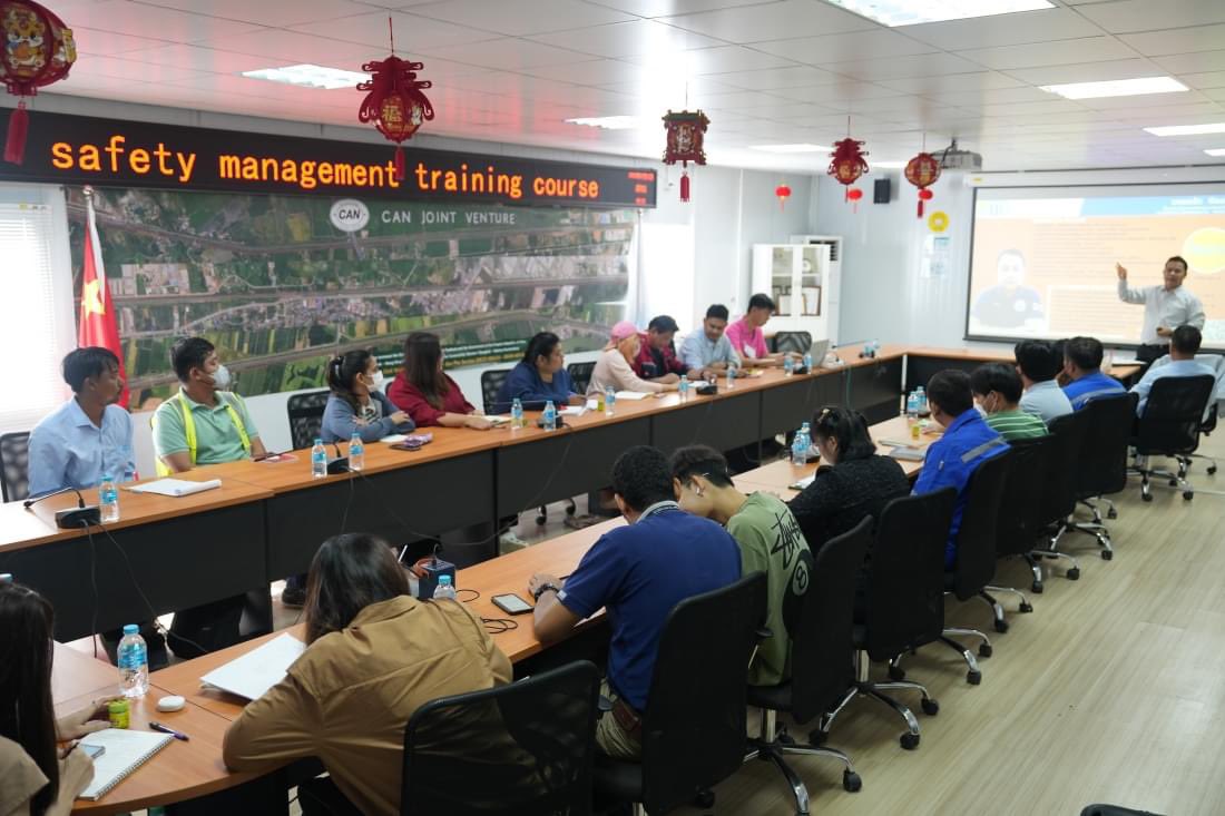 CSCECASIAPACIFC's tweet image. 📚💪A safety management course was held recently at the China-Thailand High-Speed Railway project, with the twin aims of empowering youth and promoting workplace safety👷👷‍♀️⛑️. #WorldYouthSkillsDay #CSCECActivity #GrowUpAtCSCEC #SafetyFirst #FutureLeaders