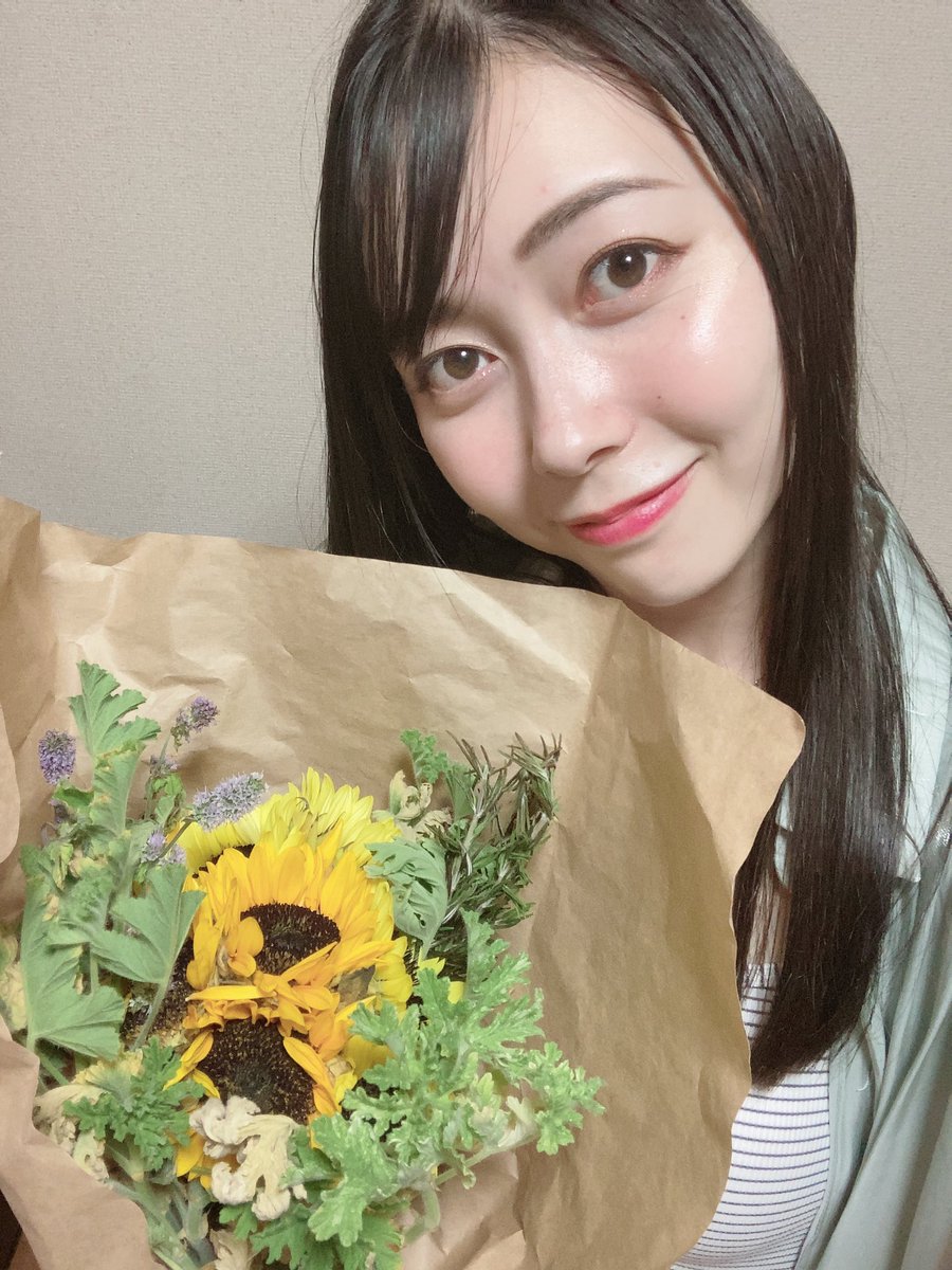 本日27歳になりました！
いろんな人からお祝いしてもらって、本当に幸せ☺️
お祝いしてもらえるのも当たり前じゃないなって改めて思ったり。
この世の中に当たり前なことってないよね。
有ることに気づける日々にしていきたいです🌻✨

いつもありがとうございます🫶