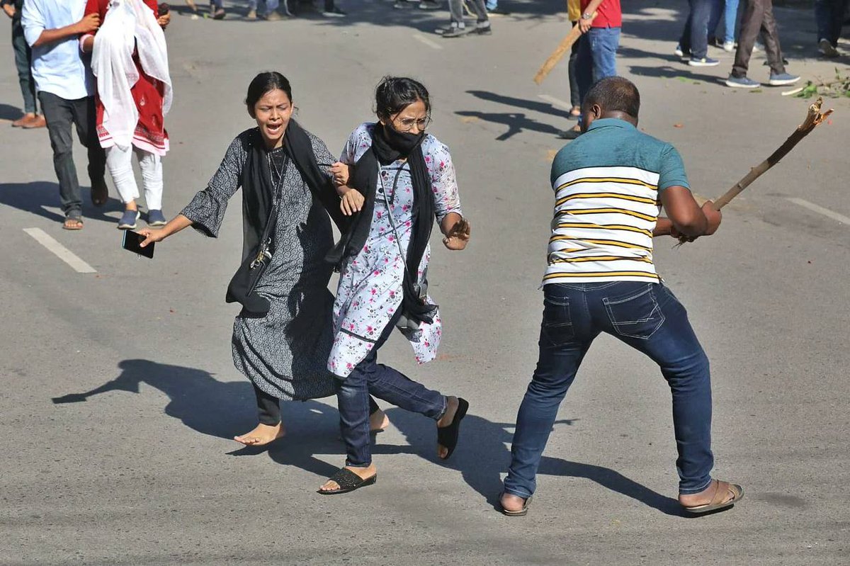 doamuslims's tweet photo. 🚨 Muslimah brutally attacked by armed thugs from Chhatra League, student wing of ruling Awami League. 

#Bangladesh #QuotaReformProtest #QuotaRefromMovement https://t.co/GHbhiemEV8