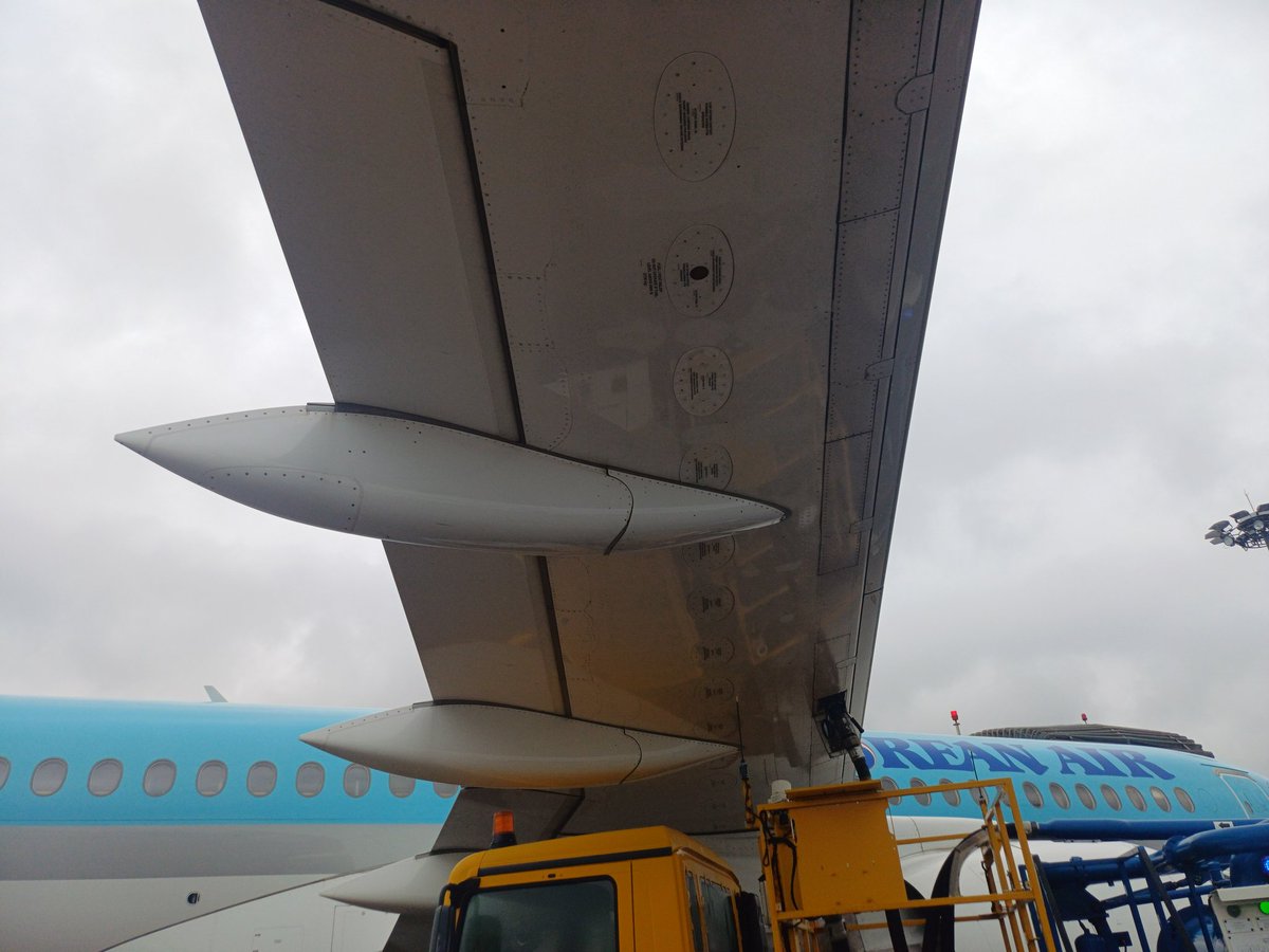 상남자특 우산없으면 비행기 날개로 막음