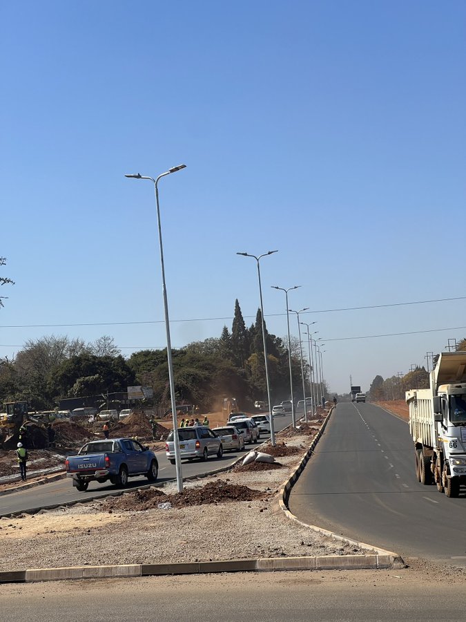 makedenge1's tweet image. Zimbabwe&apos;s infrastructure development takes center stage: 

Nemakonde Way, Chairman Mao Boulevard, and Sam Nujoma Extension are being constructed by local companies, marking a significant milestone in the country&apos;s growth. #ZimbabweDevelopment #InfrastructureGrowth