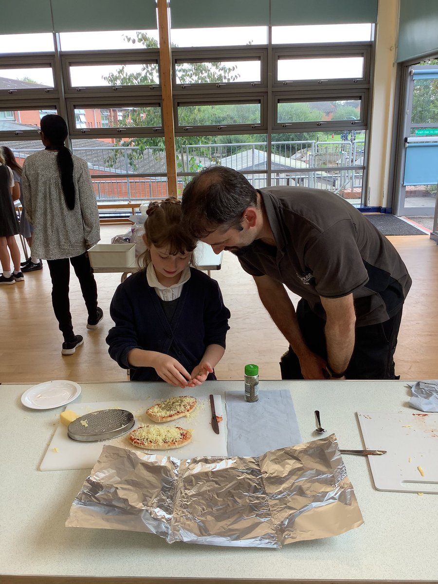 GBS_OAK's tweet photo. The children had a fantastic morning making their own pizzas! They are looking forward to eating them later!! @GilesBrookSCH 1/3 https://t.co/B8i41NB6Cz