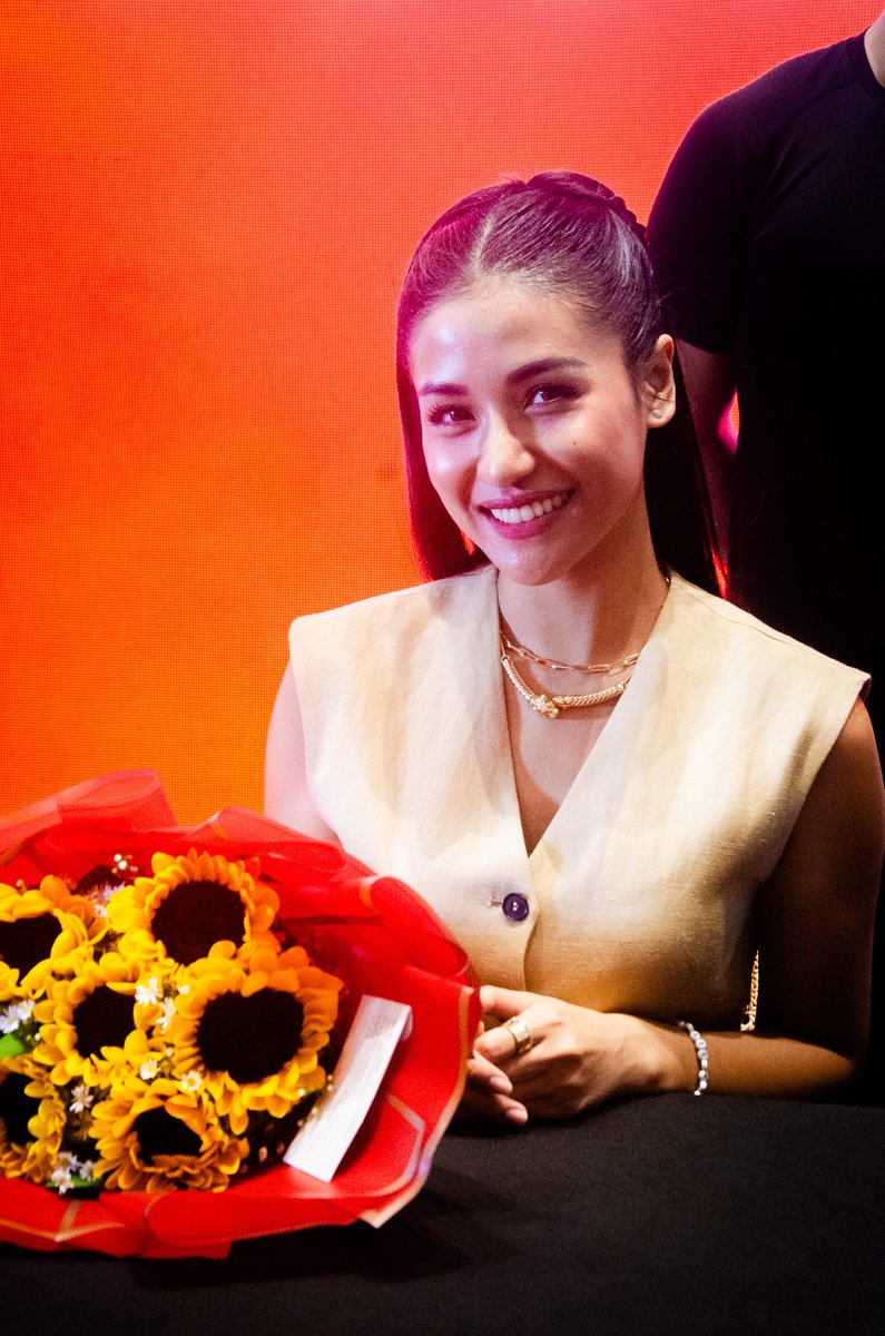 lainecedillo's tweet photo. The beautiful and kind @sanya_lopez 
Let's support Sanya as she portrays Teresita Borromeo in Pulang Araw . 

#PinoyCon #PulangAraw #SanyaLopez https://t.co/7CC1EgeVpZ