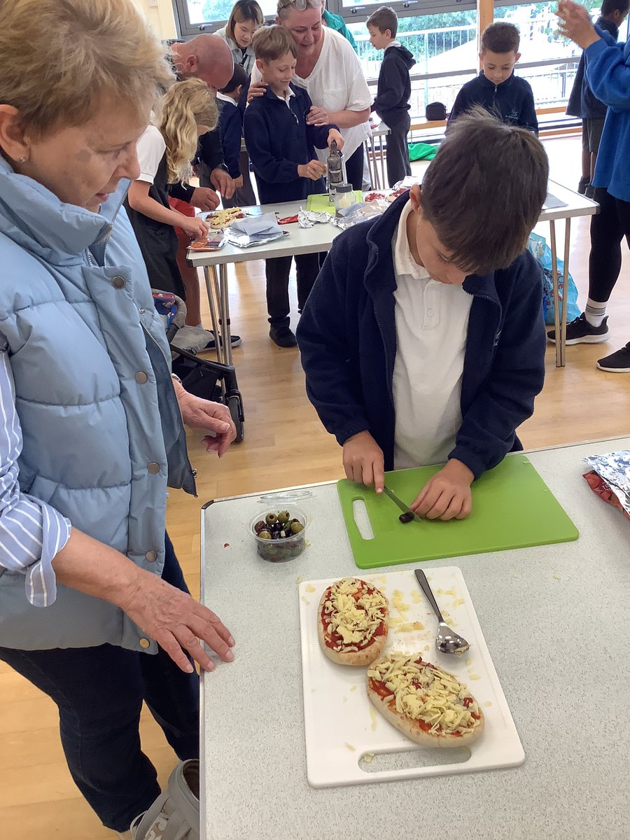 GBS_OAK's tweet photo. The children had a fantastic morning making their own pizzas! They are looking forward to eating them later!! @GilesBrookSCH 2/3 https://t.co/Rn01WIdQdP