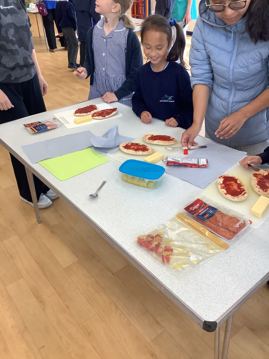 GBS_OAK's tweet photo. The children had a fantastic morning making their own pizzas! They are looking forward to eating them later!! @GilesBrookSCH 3/3 https://t.co/h398i9kXrC