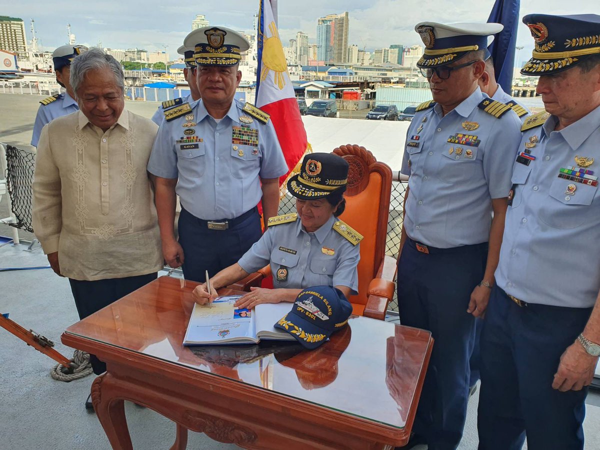 jerichozafra_'s tweet photo. LOOK: The Philippine Coast Guard said First Lady Liza Marcos has joined the PCG Auxiliary Tuesday and was given an honorary rank of Vice Admiral. 

In a Viber message to reporters, PCG Spokesperson Armand Balilo said Marcos thanked the PCG for its role in West Philippine Sea. https://t.co/VBNBYBonAD
