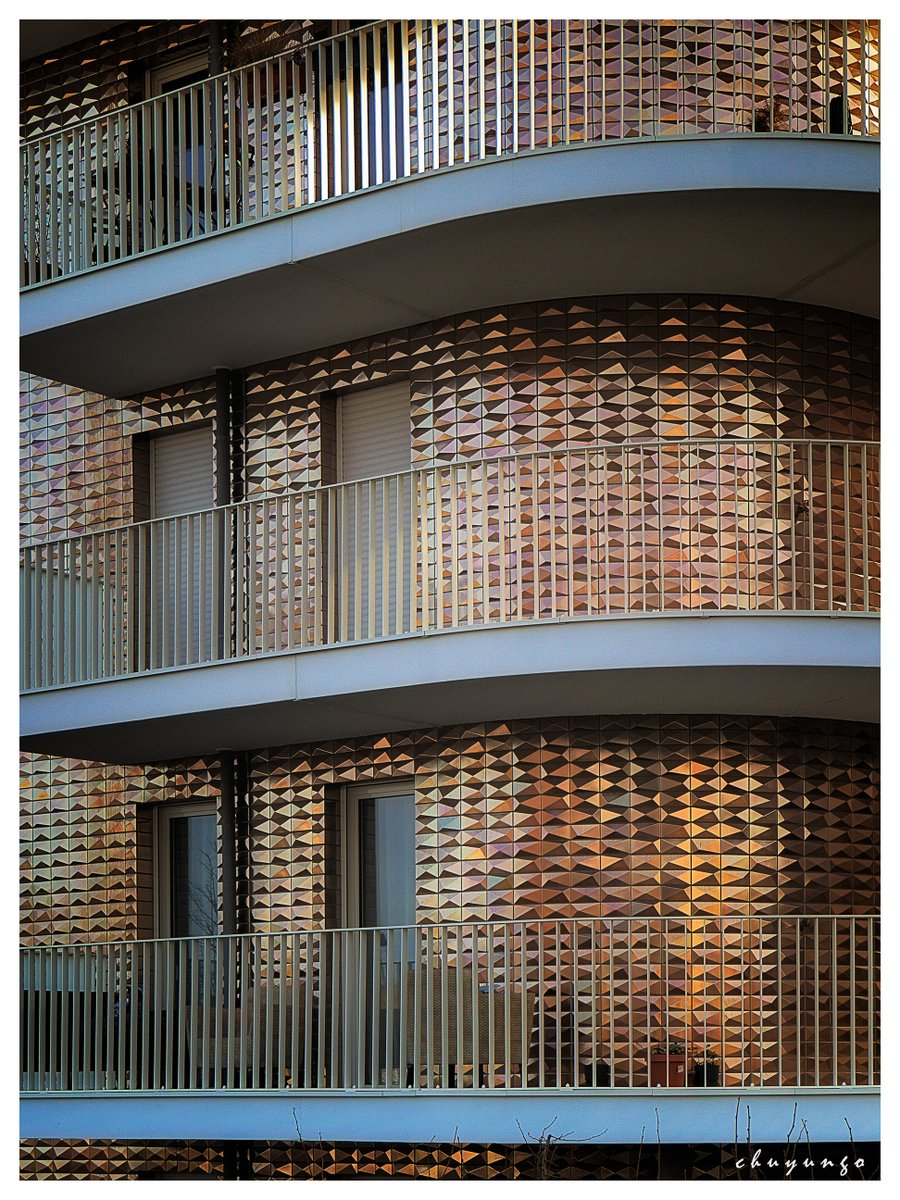 clodofclay's tweet photo. @DailyPicTheme2 These tiles on a new building  create an interesting effect. #DailyPictureTheme #multifacted https://t.co/tZlnhUmzMm