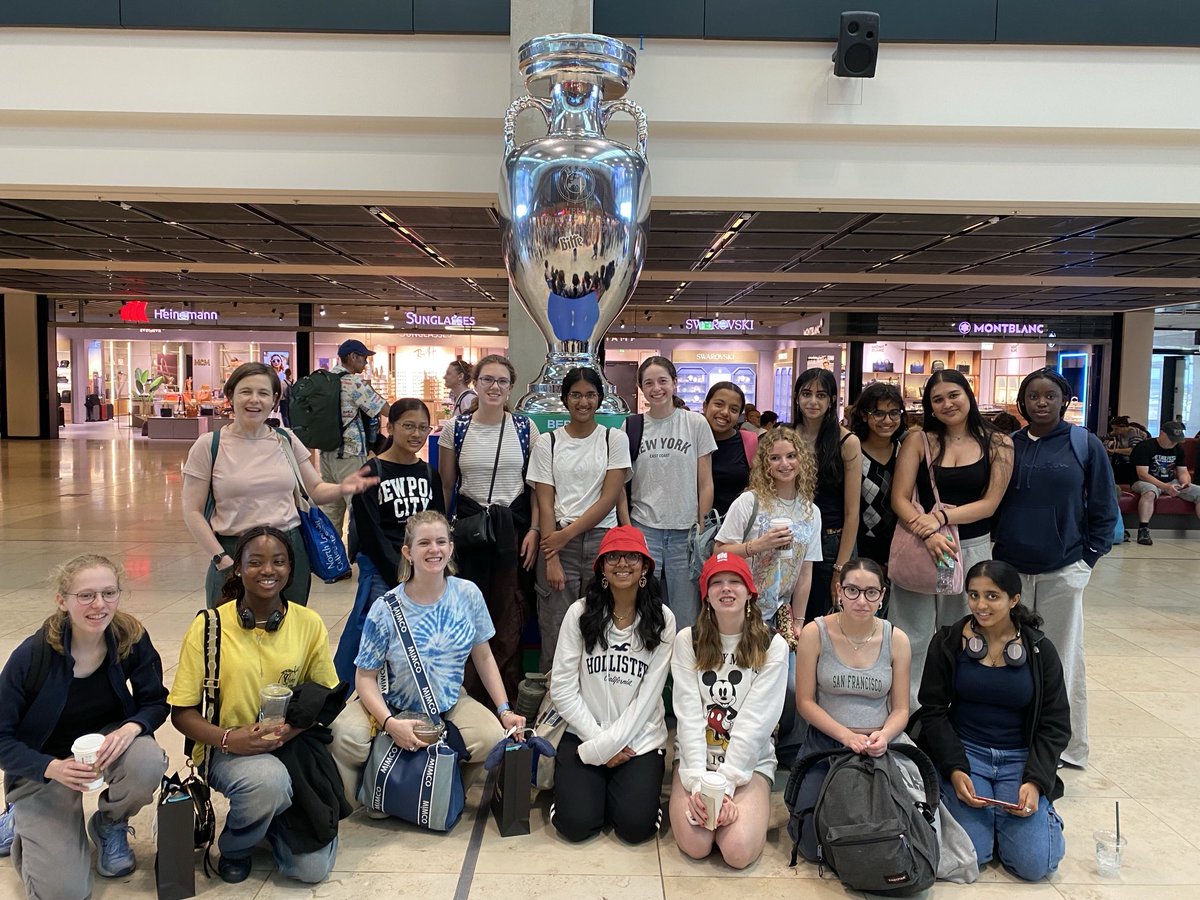 Last photo at Berlin Brandenburg. England may have lost, but we had a fantastic time in Berlin! ⁦Wir wünschen allen schöne Ferien! ⁦@NLCS1850⁩
