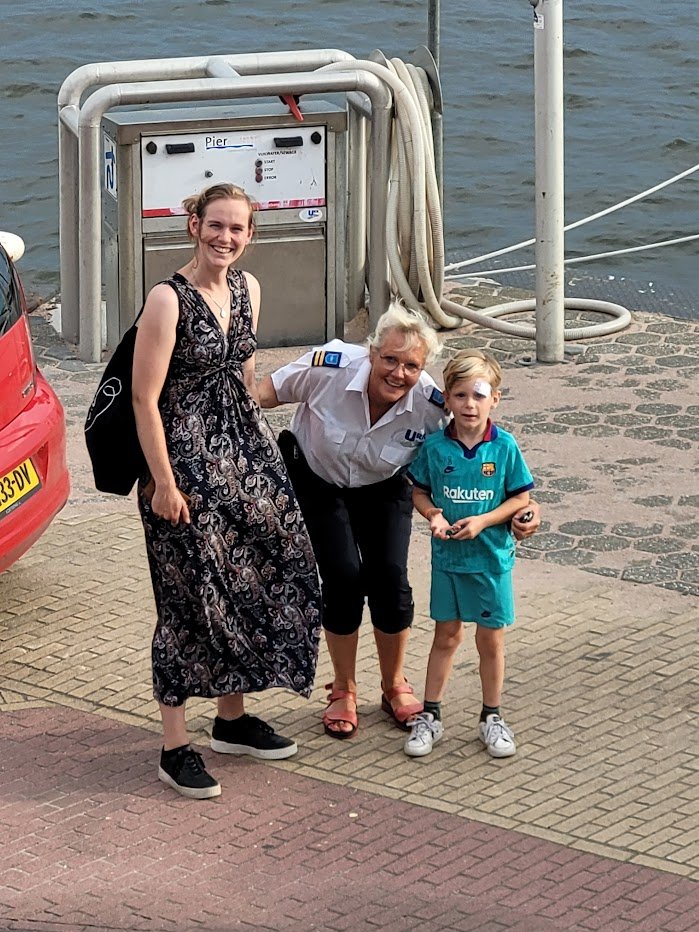 Stel je bent als havenmeester lekker bezig en er komt een schip binnen met een gewond jongetje aan boord. Het is na 5 uur, kind is over zijn toeren. Wat doe je dan? Dan ga je met dat kind en zijn moeder naar de huisartsenpost in Emmeloord. Moeder en kind blij. havenmeester blij.