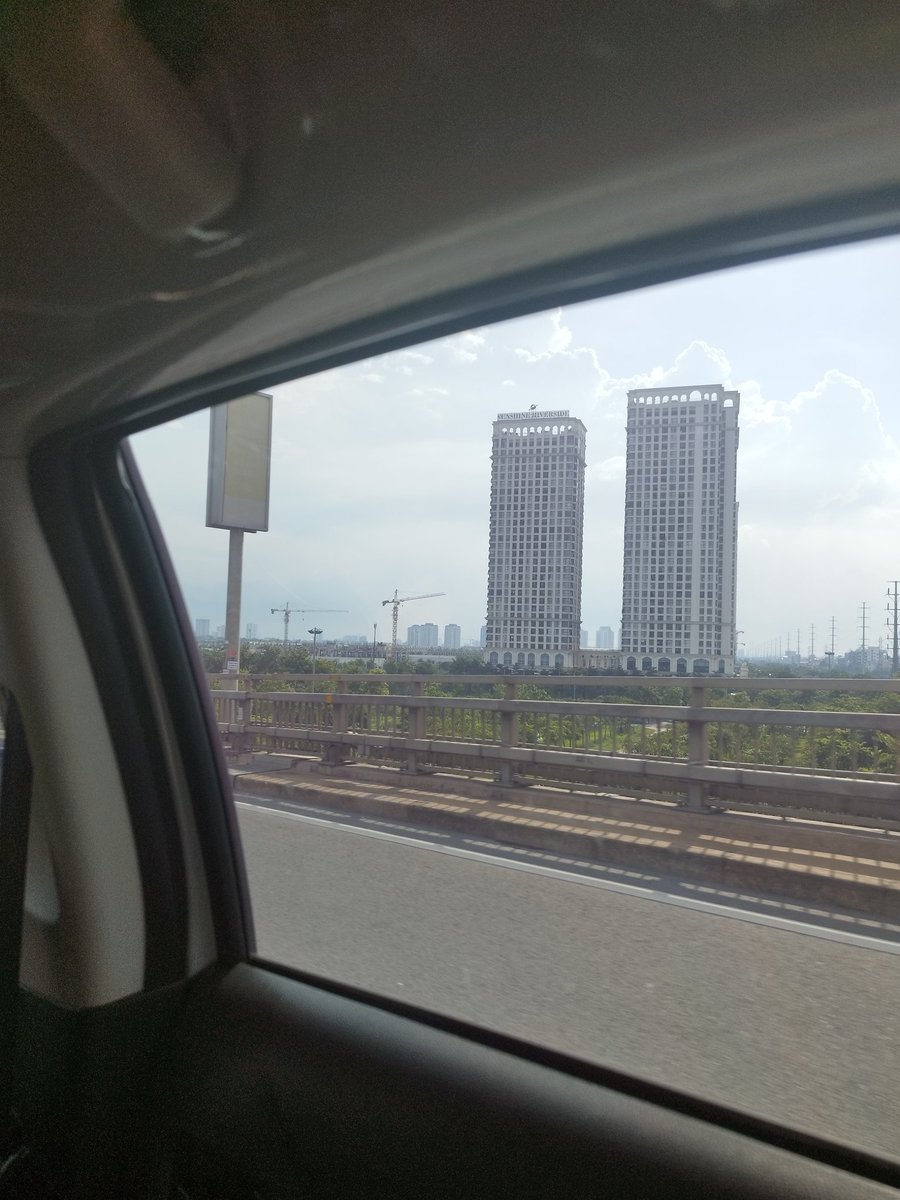 ハノイ。
空港からホテルまでグラブタクシーで向かってるんだけど、クラクション鳴らしまくりで車線変更するし個人タクシー？の客引き多すぎるし車内は爆音のベトナム歌謡が流れてて既におもろい。