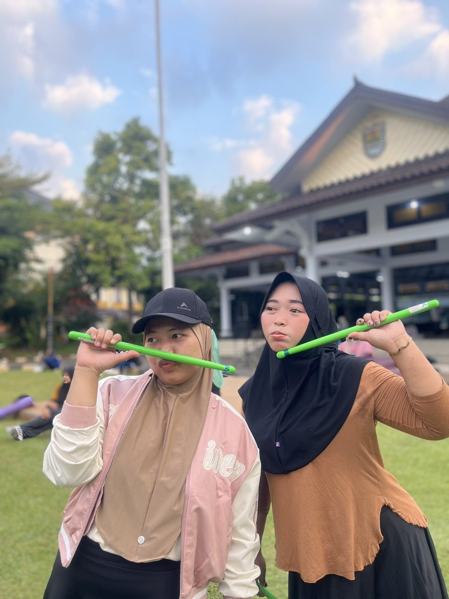 alfihfzh's tweet photo. trus gegara 1 foto ini, tiap hari jadi dibahas “ternyata mba alfi ga sependiam itu ya”
😅😅😅 https://t.co/99zLgDJUaa