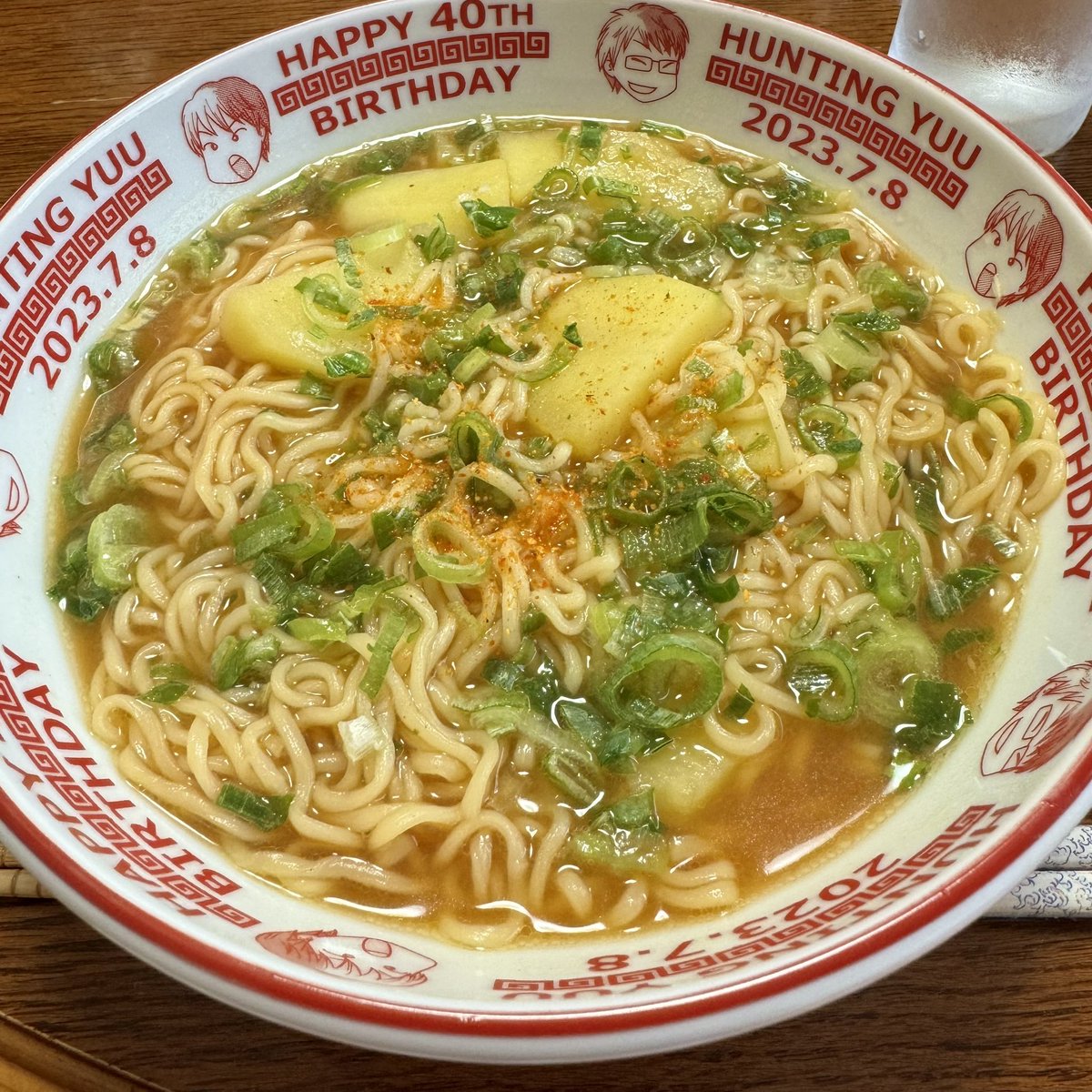 雨で買い物に行けなかったので、母がジャガイモで味噌ラーメン作ってくれました🤣🍜 意外と美味しい💕 レンゲ使いません🙂‍↔️  今日は気圧の頭痛がつらいので早めにお布団入ります💦 ではでは、また明日でーす😪