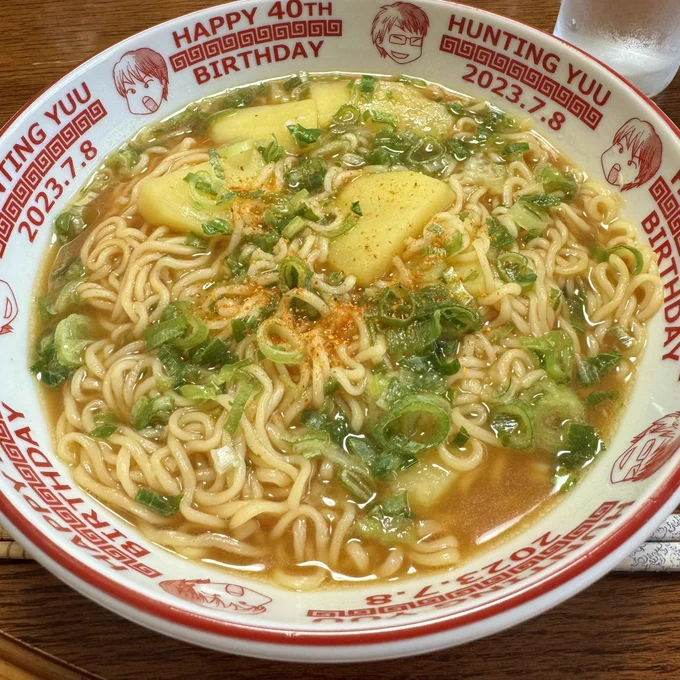 雨で買い物に行けなかったので、母がジャガイモで味噌ラーメン作ってくれました🤣🍜 意外と美味しい💕 レンゲ使いません🙂‍↔️  今日は気圧の頭痛がつらいので早めにお布団入ります💦 ではでは、また明日でーす😪