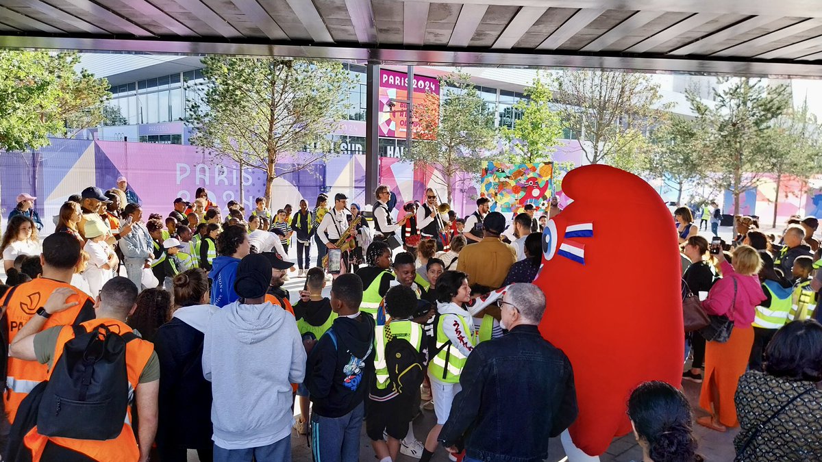 Moment historique hier : le départ du parcours de la flamme olympique depuis l'Arena Porte de la Chapelle, site de plusieurs épreuves des <a href="/jeuxolympiques/">Jeux Olympiques</a> de #Paris. Une cérémonie au cœur du projet d'espaces publics conçu et réalisé par <a href="/ArcadisFR/">Arcadis France</a> pour la ville de Paris.