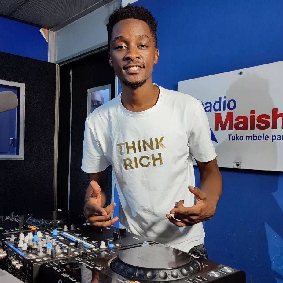 radiomaisha's tweet photo. Konnect na @mwendemacharia1, @clemmo25flow na @worldwide_byron. 12pm - 3pm. #MwendeNClemmoKonnect #RadioZaidiYaRadio https://t.co/8F64y3kVZX
