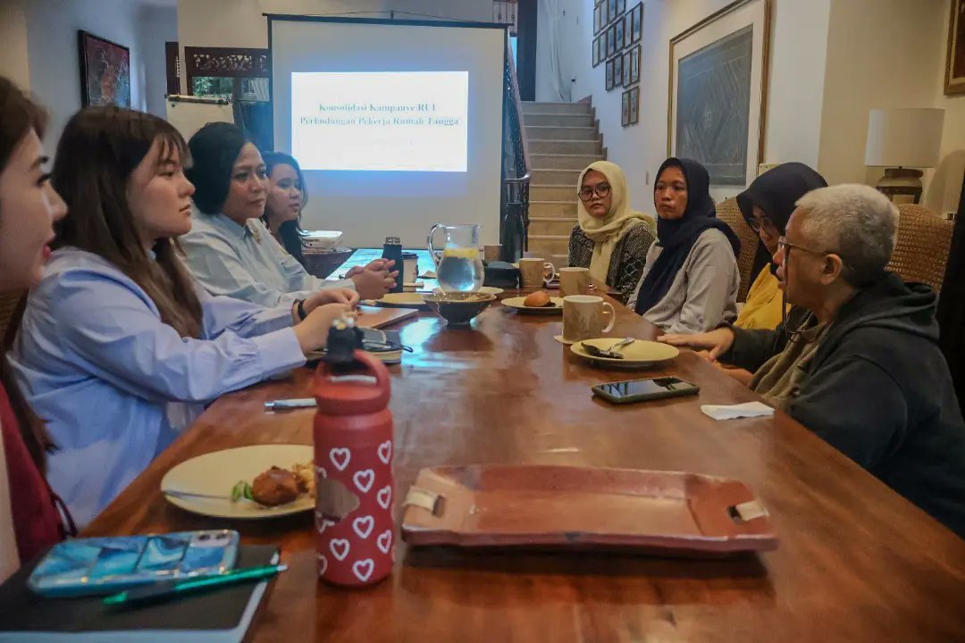 RinaZoet1's tweet photo. Meeting on Accelerating the Ratification of the RUU PPRT. The meeting aimed to synergize efforts, foster collaboration, and expedite the legislative process for the protection of domestic workers in Indonesia. #MITIDEAS #Jalaprt #sahkanuupprt https://t.co/h1BjwZCSLP
