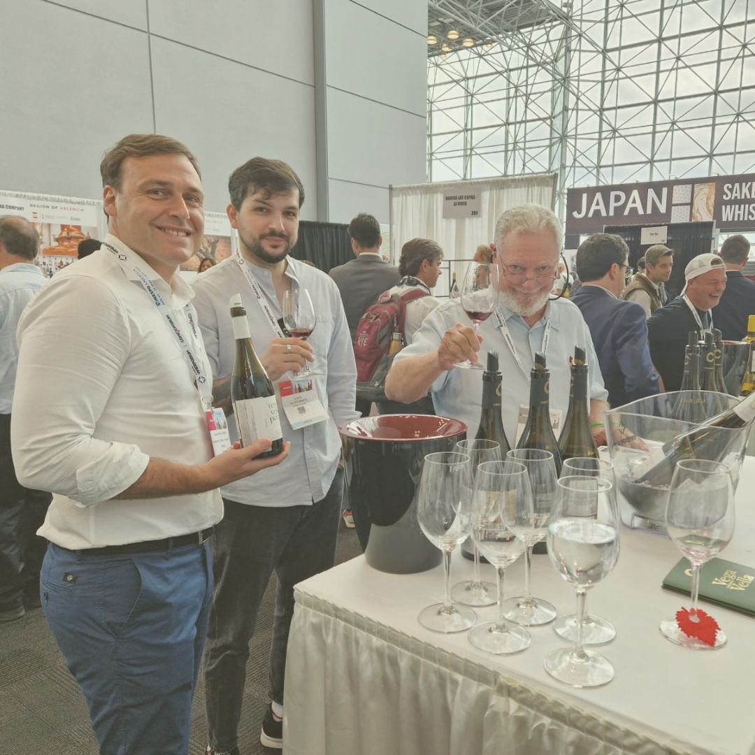 𝐄𝐧𝐬𝐞𝐧̃𝐚𝐫 𝐥𝐚 𝐞𝐬𝐞𝐧𝐜𝐢𝐚 𝐝𝐞 𝐂𝐨𝐫𝐧𝐞𝐥𝐢𝐨.
Durante el mes de junio, el equipo de Bodegas Cornelio Dinastía ha estado en distintos puntos del mundo enseñando nuestros vinos como muestra principal de lo que somos capaces de hacer.

bodegascornelio.com/noticias/ensen…