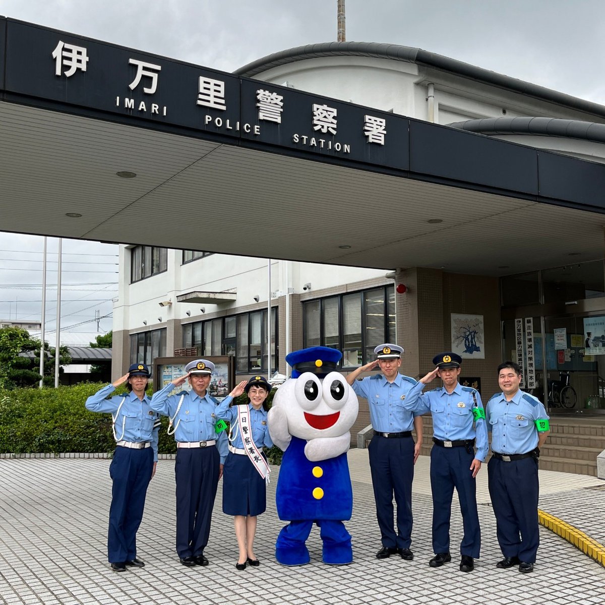 activehakata's tweet photo. 夏の交通安全県民運動が7月10日に始まり、アクティブハカタ所属の #石本愛 が伊万里警察署の一日署長に任命され、交通安全と詐欺被害防止の運動としてチラシなど配布したりスーパーの店内放送で交通安全等呼びかけました。警察署の皆様の活動を見ながら改めて生活安全、命の安全を感じた1日でした。 https://t.co/RFj4sGhhbF
