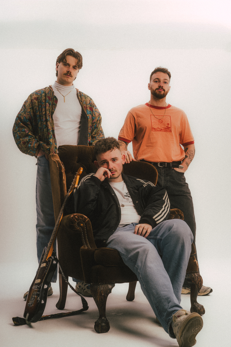 SUPER SEVEN: Celebrating the release of their introspective new track, Self Medicate, North East indie rockers <a href="/bigromanceband/">Big Romance 🌹</a> take on our AI-generated challenge
➡️ narcmagazine.com/super-seven-bi…