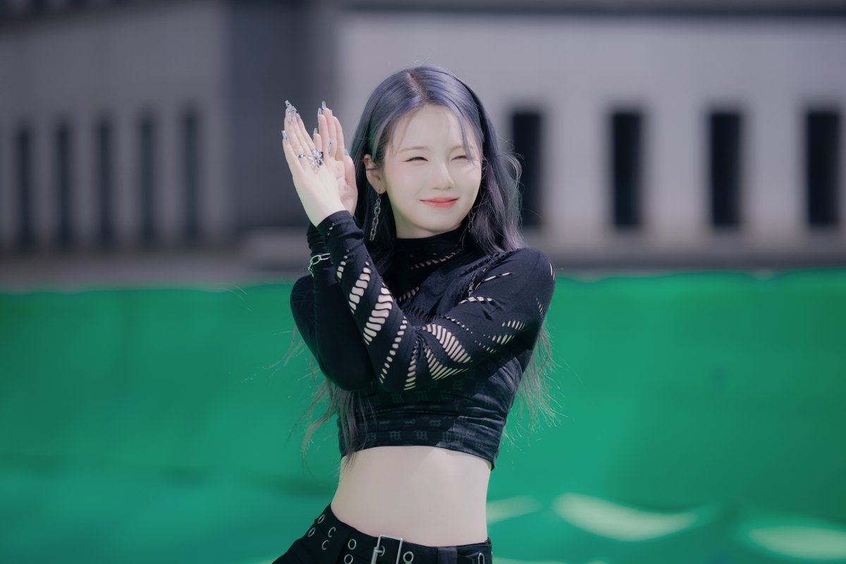 𝑵𝒊𝒛𝒊𝑼 𝟏𝒔𝒕 𝑬𝑷
『𝑹𝑰𝑺𝑬 𝑼𝑷』

「RISE UP」M/V Behind Cuts
#AYAKA

M/V ✧ youtu.be/t9GqF-oeIl0
CD Release ✧ 2024.7.24 WED

#NiziU #ニジュー #니쥬 #WithU
#NiziU_1stEP #RISE_UP 
#NiziU_RISEUP