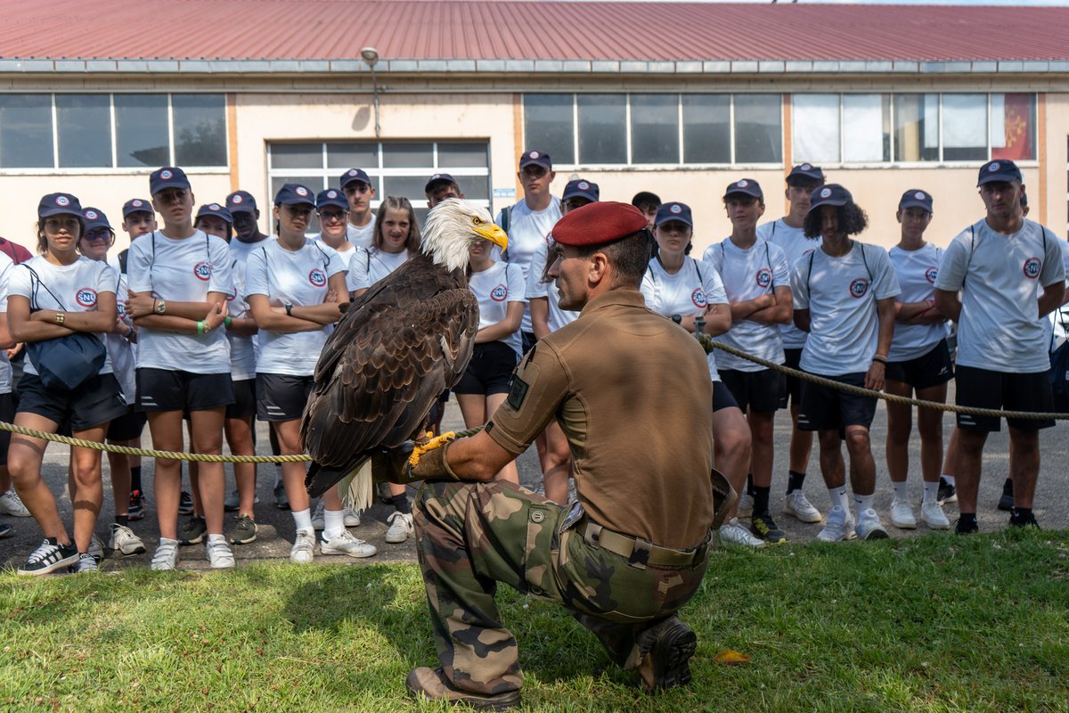17eRGP's tweet image. Une 20aine de jeunes du SNU d'Occitanie sont venus au #17RGP découvrir le métier de sapeur-para ainsi que nos nouveaux véhicules➡️ le #Fardier et le #Serval.

Ces moments de partage permettent à la #Jeunesse de découvrir le métier de soldat et renforcent le lien #ArméeNation 🇫🇷