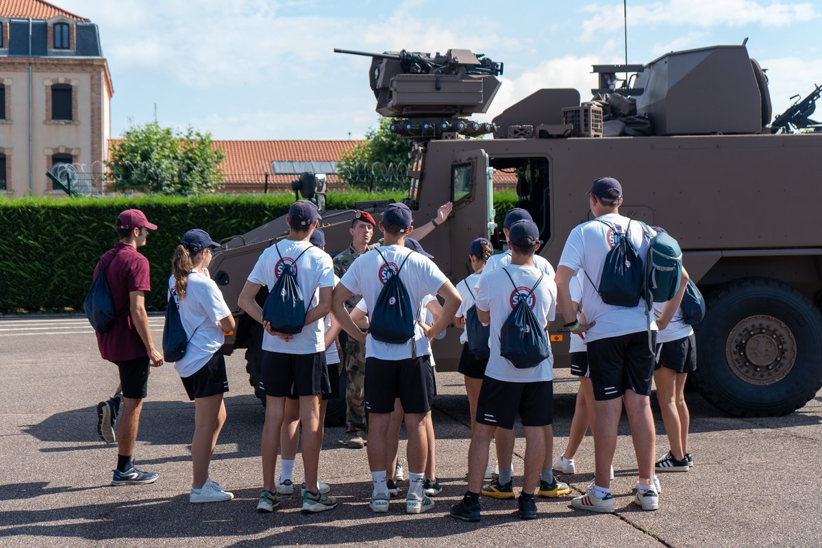 17eRGP's tweet image. Une 20aine de jeunes du SNU d'Occitanie sont venus au #17RGP découvrir le métier de sapeur-para ainsi que nos nouveaux véhicules➡️ le #Fardier et le #Serval.

Ces moments de partage permettent à la #Jeunesse de découvrir le métier de soldat et renforcent le lien #ArméeNation 🇫🇷