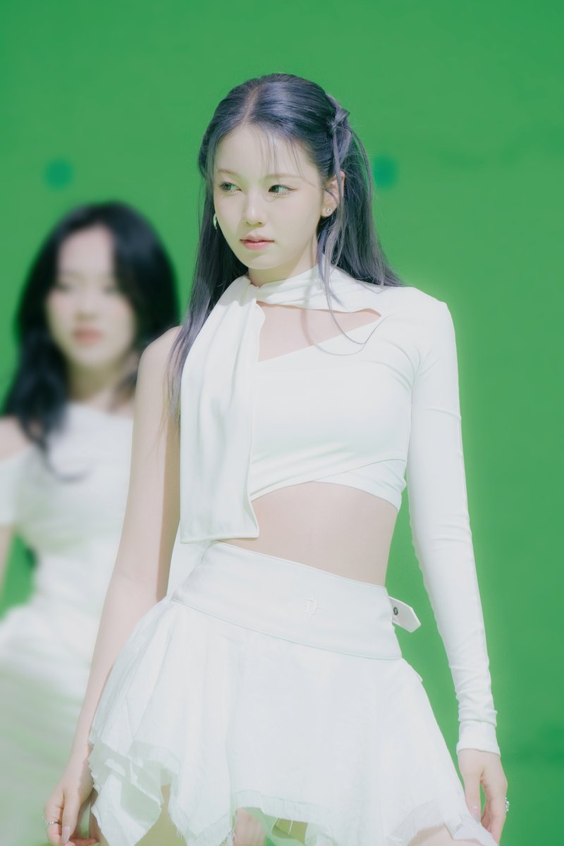 𝑵𝒊𝒛𝒊𝑼 𝟏𝒔𝒕 𝑬𝑷 『𝑹𝑰𝑺𝑬 𝑼𝑷』 「RISE UP」M/V Behind