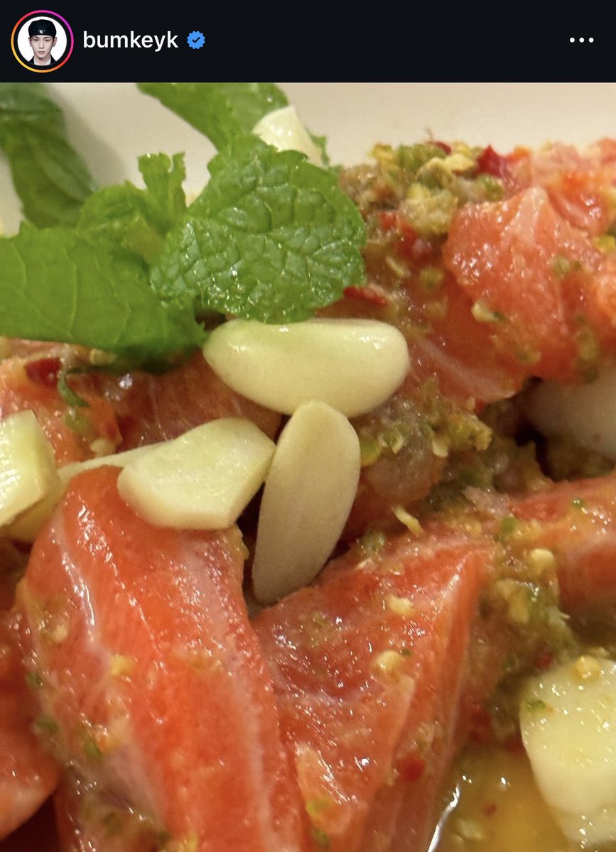 เหตุผลที่เลือกมาจัดคอนที่ไทย : อยากมากินมาม่าเจ๊โอว

แล้วชุดใส่ไปกินเจ๊โอวคือชุดเดียวกับตอนซาวด์เช็คเลย อาบน้ำมั้ยหนิ 555555555