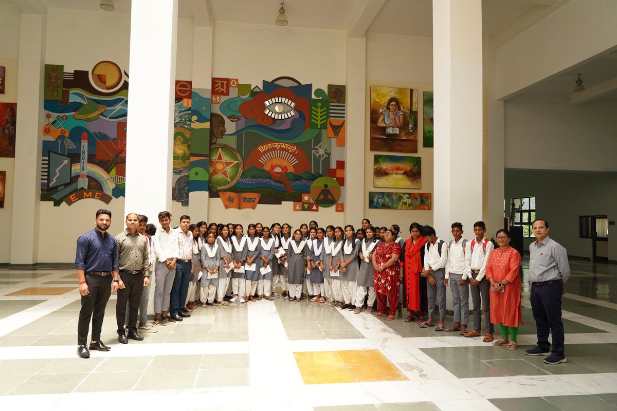 CS2_IISERB's tweet photo. Exciting day at IISER Bhopal! 📷 Students from Govt. High School Barkheda Salam visited on July 9, 2024, for an SSR activity led by Dr. Paramita Das, Assistant Professor, Dept of Chemical Engineering and facilitated by the Centre for Science and Society. 

#IISERBhopal https://t.co/0a9mNbdHG3