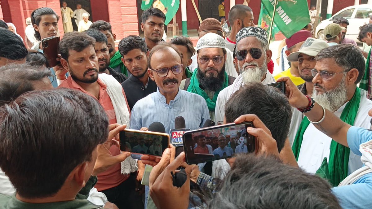 AIMIMmariahu's tweet photo. AIMIM जौनपुर
कलेक्ट्रेट परिसर में जिलाध्यक्ष @imranbunty86 के नेतृत्व में, बुलडोजर नीति,भीड़ हत्त्या के विरोध में धरना व प्रदर्शन कर राष्टृपति संबोधित ज्ञापन SDM मोहदया को सौंपा गया। https://t.co/IWxDjoE8gb