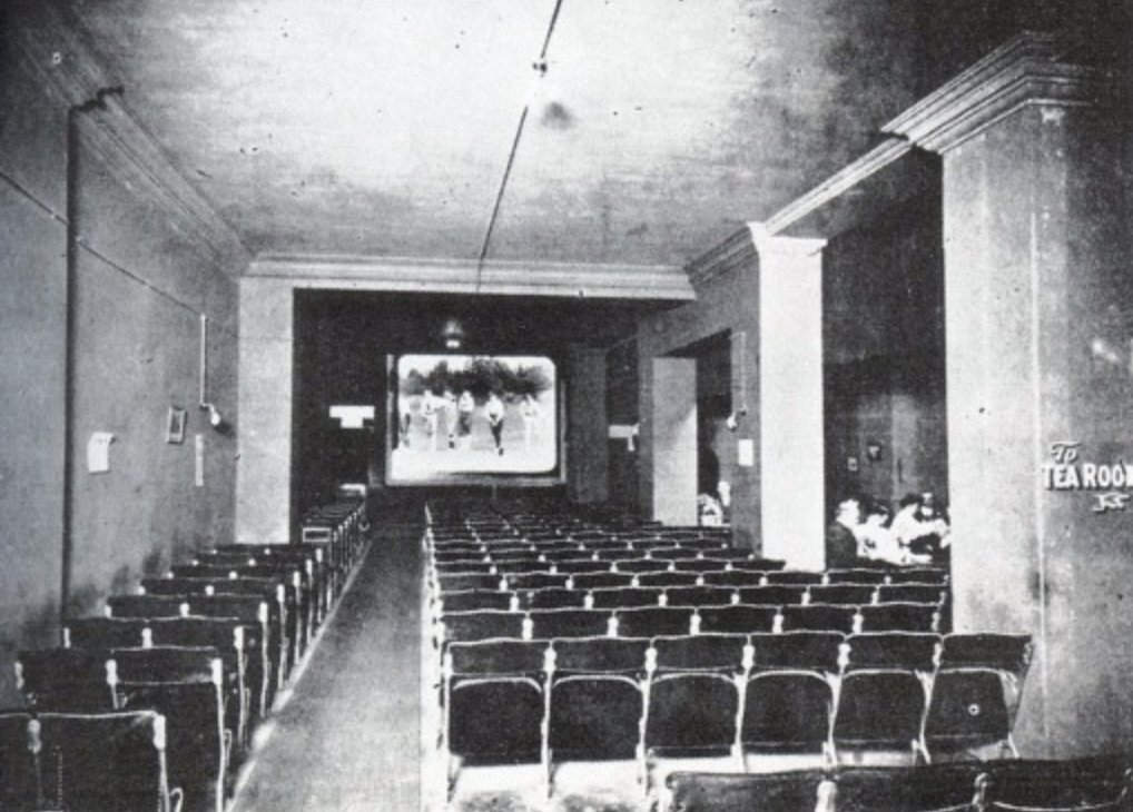 modernistconvo's tweet photo. The Circle in the Square, Postcard c.1908, 28 Leicester Square, London - Leicester Square's first cinema.

Source: https://t.co/YhpQWWNrDk #film #cinema #modernism #avantgarde #moderniststudies #modernistcinema https://t.co/eD5OC0ikan