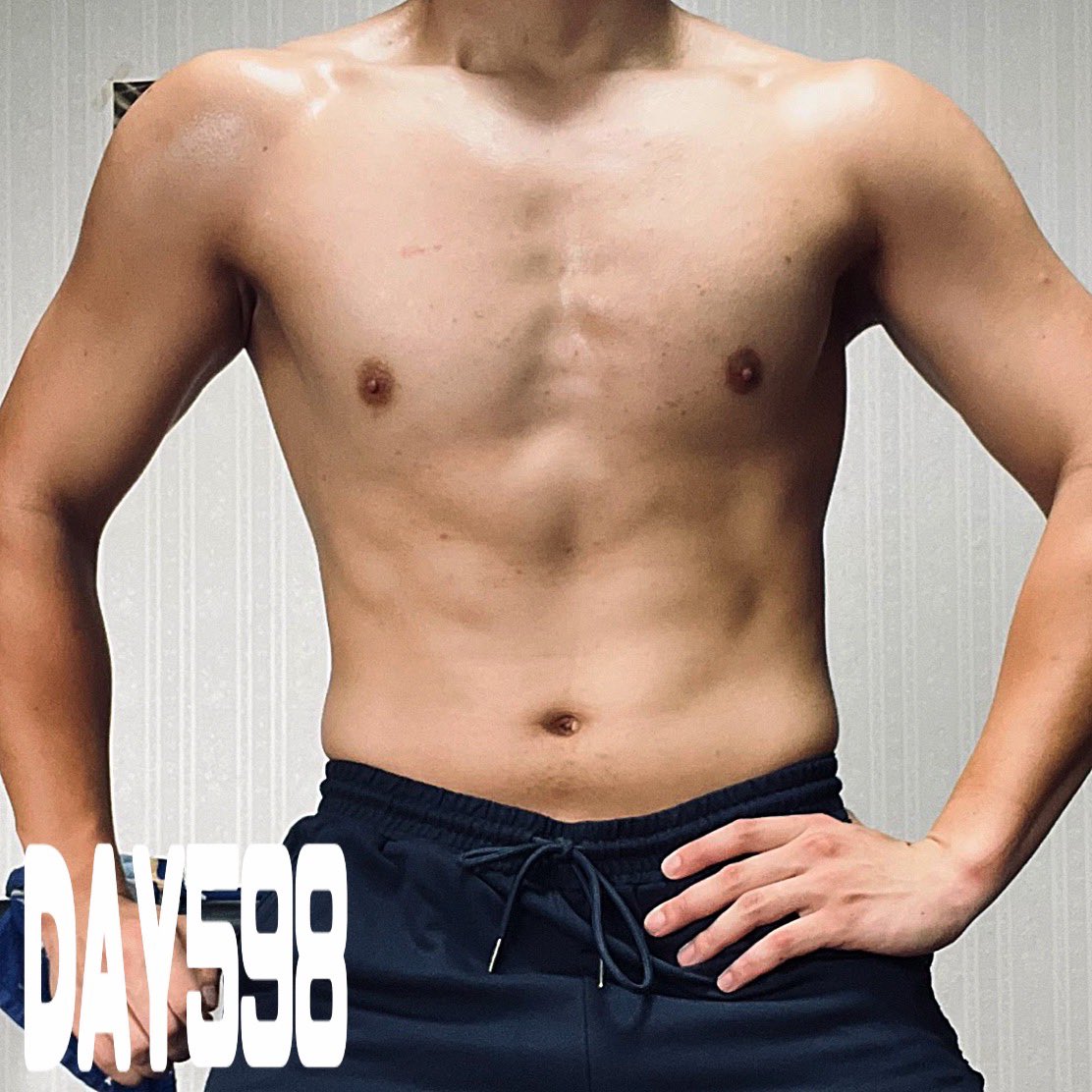 utamaru_fit's tweet photo. #DAY598
胸トレ終了🫡
筋トレ後にクレアチンとプロテインをキメてきました🥤
今日は調子が良かったのかダンベルプレスやダンベルフライ、ディップスもしっかり回数をこなせて追い込めました🏋️
明日は背中トレだ✨
皆様、本日もお疲れ様でした🙇♂️
#筋トレ
#ダイエット
#ボディメイク https://t.co/iV3YwV05q2