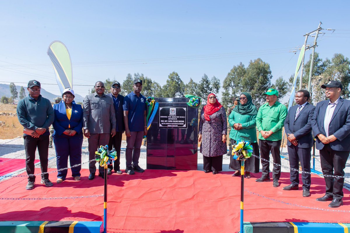 MHE. RAIS DKT. SAMIA SULUHU HASSAN AFANYA UFUNGUZI WA JENGO LA HALMASHAURI YA WILAYA YA KALAMBO RUKWA.

Rais wa Jamhuri ya Muungano wa Tanzania Mhe.Dkt, Samia Suluhu Hassan leo Julai 16,2024 amezindua rasmi Jengo la Halmashauri ya Wilaya ya Kalambo Mkoani Rukwa wakati wa Ziara ya