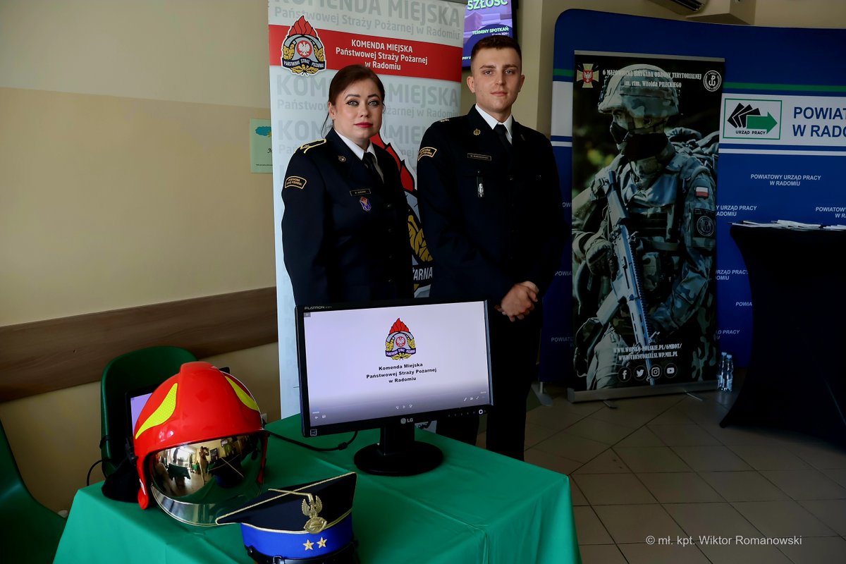 KRadomiu's tweet photo. Targi pracy – Powiatowy Urząd Pracy w Radomiu

15 lipca 2024 roku w Powiatowym Urzędzie Pracy w Radomiu odbyło się otwarte spotkanie z przedstawicielami służb mundurowych, w którym udział wzięli również funkcjonariusze Komendy Miejskiej Państwowej Straży Pożarnej w Radomiu. https://t.co/4ue2vClt41