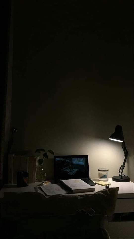 ایک دن میری وال پہ لکھے گئے الفاظ بوسیدہ ہو جائیں گے۔۔۔۔۔
کبھی جو مجھے یہاں نا پاؤ تو سمجھ جانا کہ یہ میری بیزاری کی انتہا تھی یا سب کچھ ختم ہو چکا ہے ۔۔۔۔۔